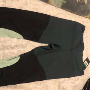 Nike women’s power mid rise training capris NWT